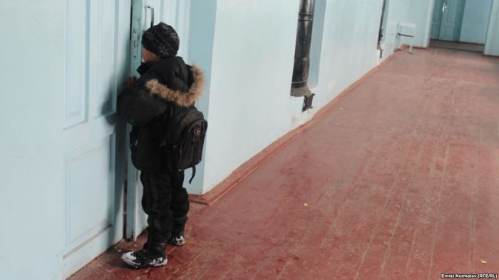 Скандал в интернате в Каскелене: ученика застали с полуголой воспитательницей