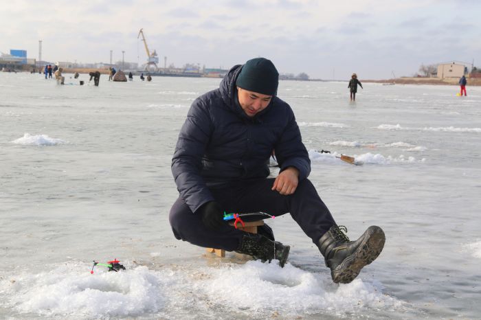 Вокруг лунки - любители «жареного»