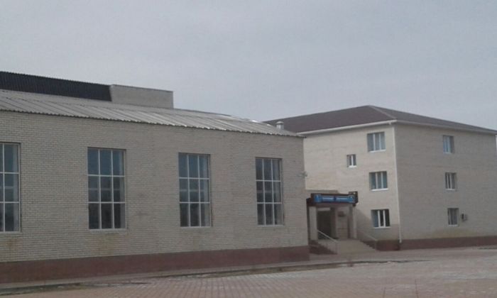 ​Развели тут детский сад, крыша школьная слетает 