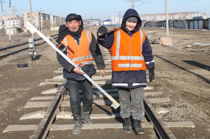 По одной дороге 