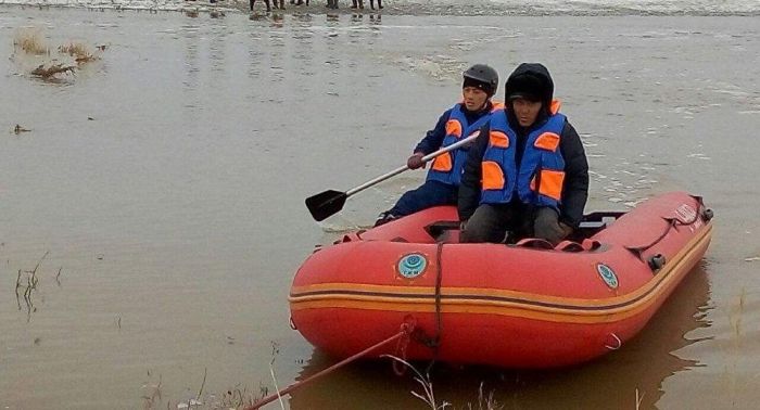 Отрезаны от внешнего мира: мост смыло водой в Восточном Казахстане