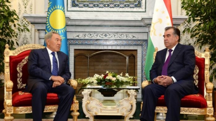 Назарбаев вручил Рахмону орден "Парасат"