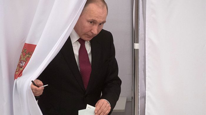 Путин с огромным отрывом выигрывает выборы