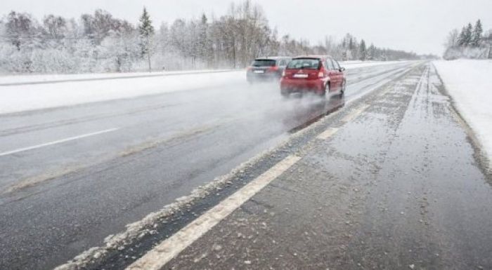 ​Трассы в трех областях Казахстана остаются закрытыми из-за дождя и гололеда 