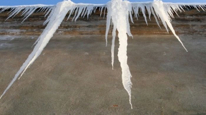Упавшая с крыши сосулька убила мужчину в Уральске