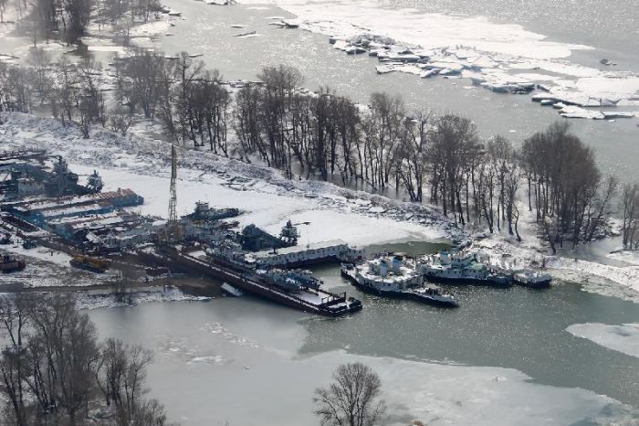 В Семее ледосплав повредил грузовые суда