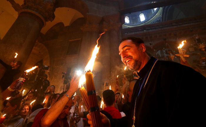 В Иерусалиме сошел Благодатный огонь