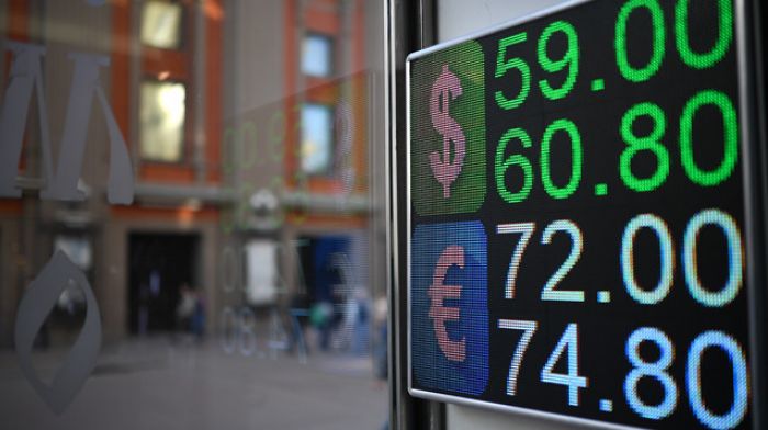 Рубль после попыток коррекционного роста снова обвалился. Подкосили санкции  