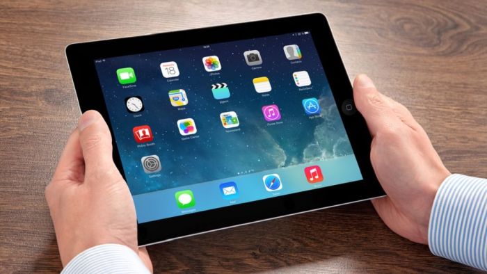 Депутат в России растоптал iPad из-за американских санкций 