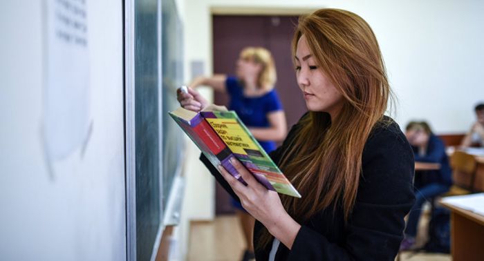 Почему выпускники вузов РФ не возвращаются работать в Казахстан, рассказал Божко 