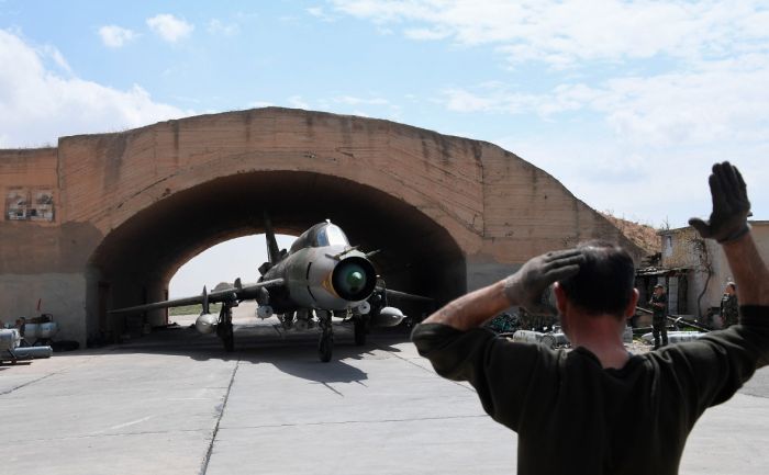 Ракеты обрушились на авиабазу правительственных сил Сирии в Хомсе  