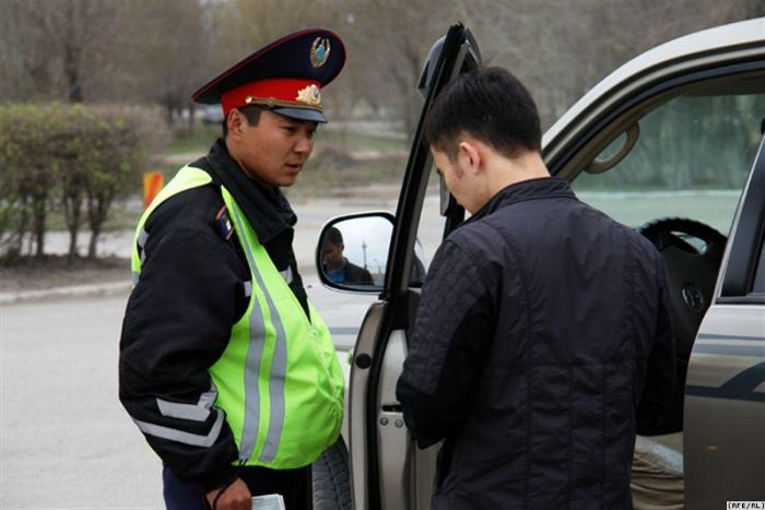 Полицейским могут разрешить лишать казахстанцев водительских прав без суда 