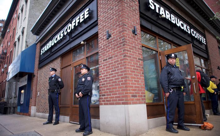 Starbucks на день прекратит работу в США из-за ареста двух чернокожих 
