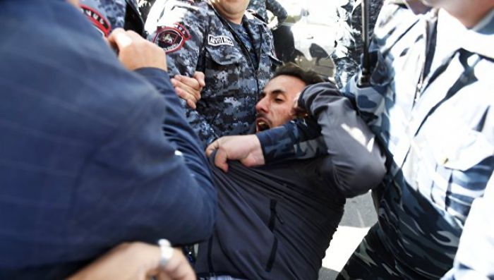 Протесты оппозиции в Ереване: полиция расчищает территорию рядом со зданиями правительства в преддверии первого заседания Саргсяна  