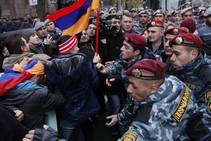 В Армении 11-й день протестов против властей. К митингующим присоединяются военные