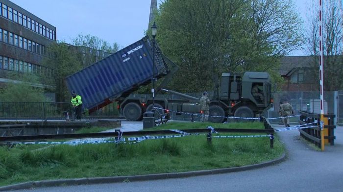 Британские военные приступили к очистке мест в Солсбери, связанных с отравлением Скрипалей  