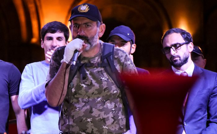 Пашинян пообещал не прекращать протесты до назначения премьером Армении 