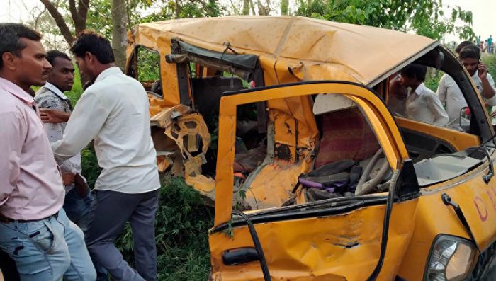 В Индии при столкновении автобуса с поездом погибли 13 школьников 