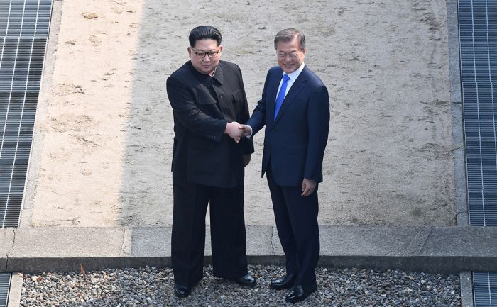 Ким Чен Ын пообещал не будить Мун Чжэ Ина по утрам ракетными запусками 