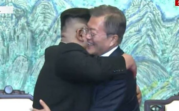 Лидеры Северной и Южной Кореи подписали совместную декларацию и обнялись 