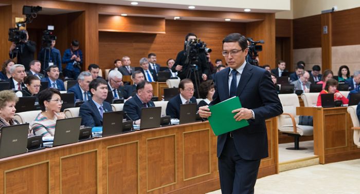 Простой человек не поймет: Назарбаев упрекнул Акишева за доклад 