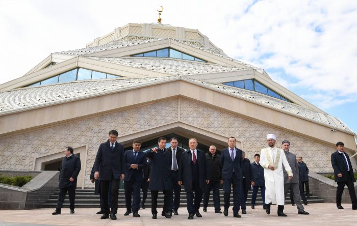 Назарбаев посетил новую мечеть в Астане