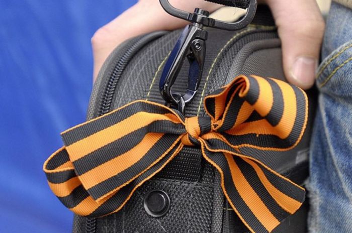 На Украину не пустили двух россиян с георгиевскими ленточками на чемоданах  