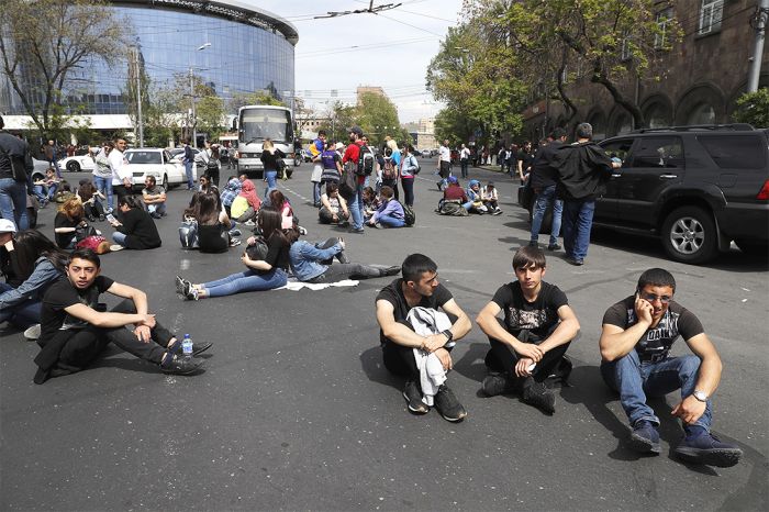 Уволилась не пускавшая учеников на акции оппозиции директор ереванской школы