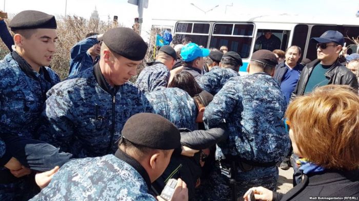 Акции в Алматы и Астане завершились массовыми задержаниями