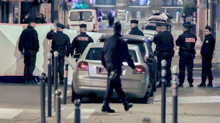 Напавшего с ножом на прохожих в Париже назвали выходцем из Чечни