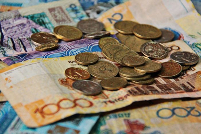 Деньги уволенных казахстанцев обложили дополнительным налогом