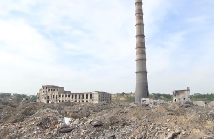Огромная труба бывшего свинцового завода может рухнуть в Шымкенте 