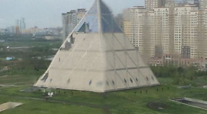 ​"Пирамида" в Астане пострадала из-за урагана, рухнул строительный кран 