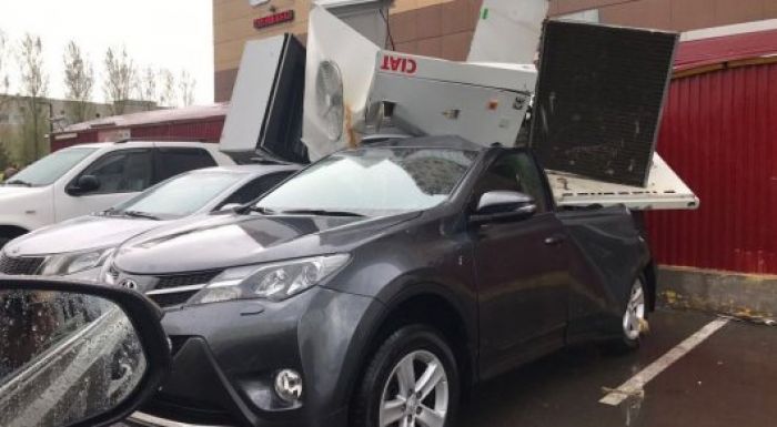 13 человек пострадало от урагана в Астане 