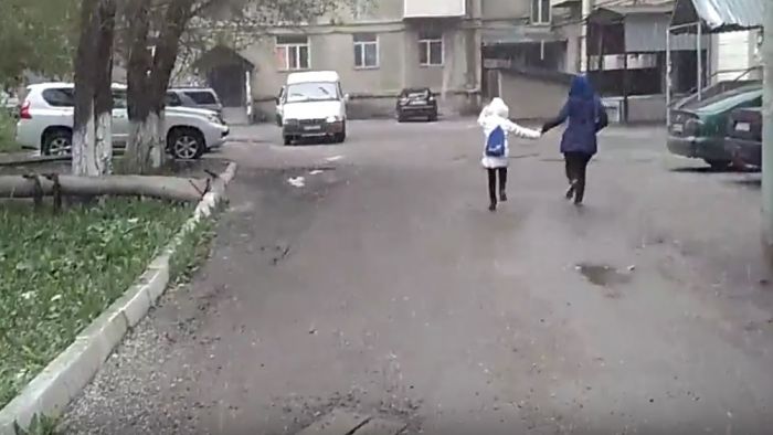 В Караганде выпал снег – горожане выкладывают видео в Сети 