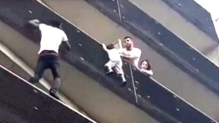 Во Франции чествуют малийца, который влез по балконам на пятый этаж, чтобы спасти ребенка 