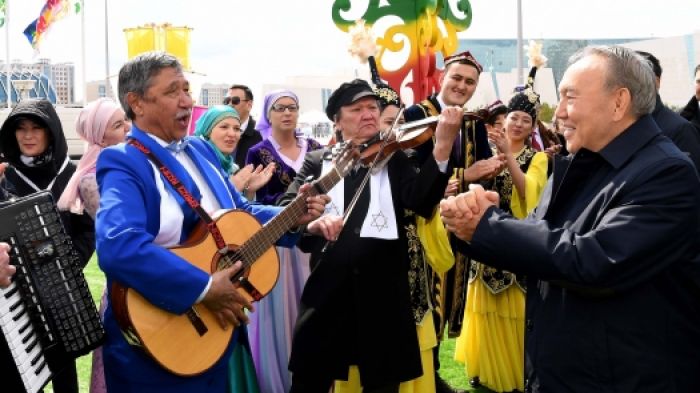 Назарбаев и Сагинтаев станцевали на площади Независимости в Астане 