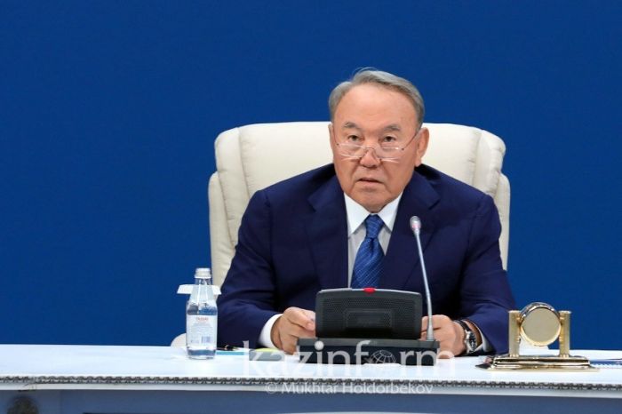 Нужна взятка, чтобы устроиться уборщицей – Назарбаев возмущен уровнем корруции 