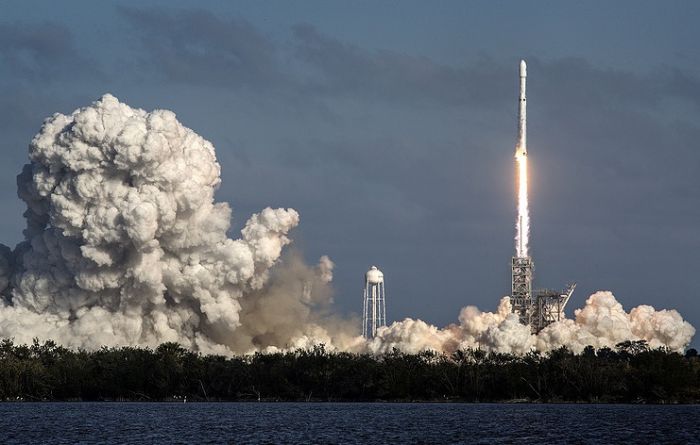 SpaceX запустила ракету Falcon 9 со спутником 