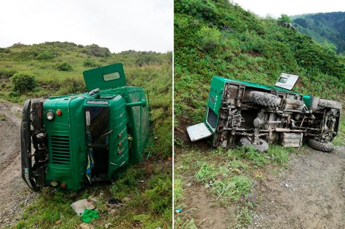 Автомашина с 12 туристами перевернулась в Алматинской области 