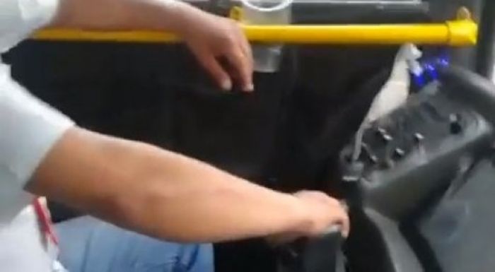 Ехал без руля: водителя автобуса сняли на видео в Астане