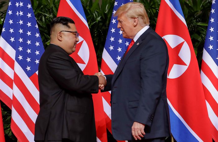 Дональд Трамп и Ким Чен Ын начали историческую встречу с рукопожатия