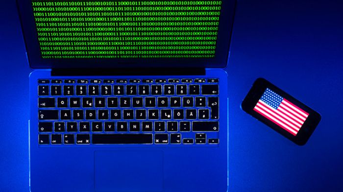 Западные спецслужбы не советуют футбольным фанатам привозить в Россию мобильники