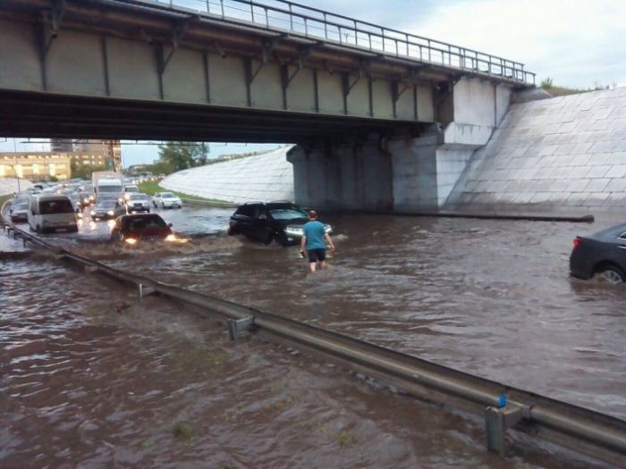 "Апокалипсис" в Семее: в городе устраняют последствия непогоды 