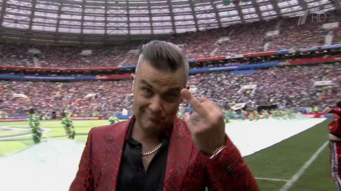 Робби Уильямс показал неприличный жест на церемонии открытия ЧМ-2018 