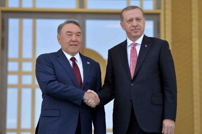 Назарбаев поздравил Эрдогана с победой на выборах 