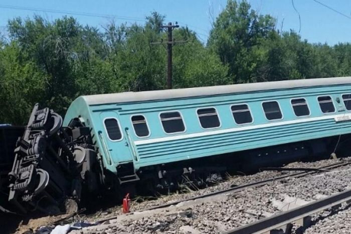 Основную версию схода поезда в Жамбылской области озвучил министр Касымбек 