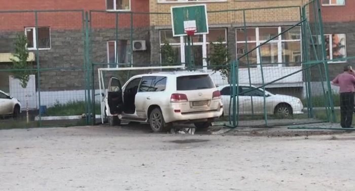 Lexus протаранил детскую спортплощадку в Кокшетау 