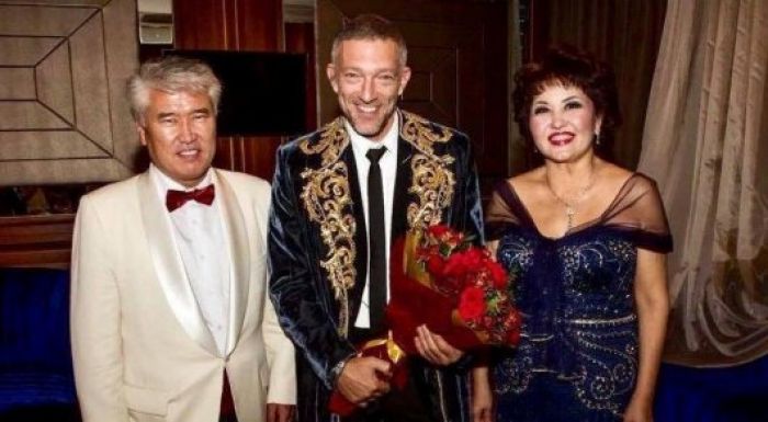 На Венсана Касселя надели казахский чапан 