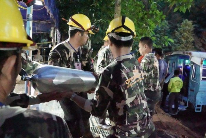 В Таиланде команда футболистов-юниоров и их тренер 10 дней провели в полузатопленной пещере  